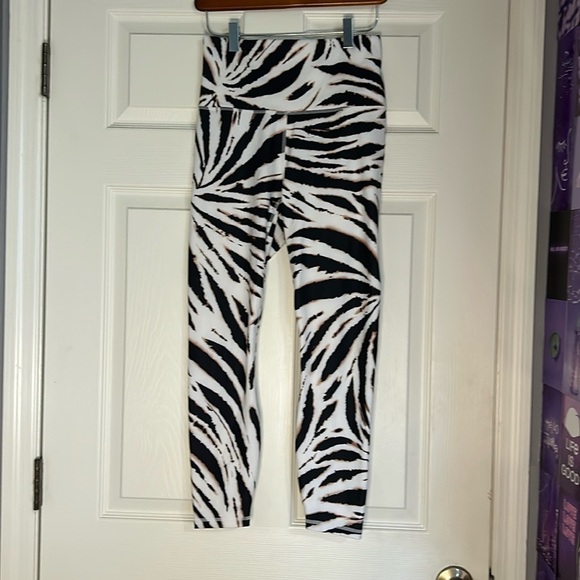 Purelux by Fabletics animal print pocket on inside leggings - Picture 1 of 6